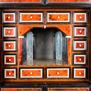 Un cabinet à intérieur aux miroirs en bois d'ébène, écaille de tortue et bois noirci sur piètement, Anvers, 17ème — photo 12