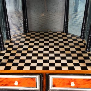 Un cabinet à intérieur aux miroirs en bois d'ébène, écaille de tortue et bois noirci sur piètement, Anvers, 17ème — photo 13