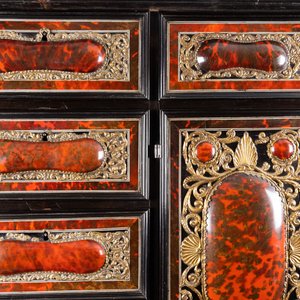 Un cabinet à intérieur aux miroirs en bois d'ébène, écaille de tortue et bois noirci sur piètement, Anvers, 17ème — photo 3