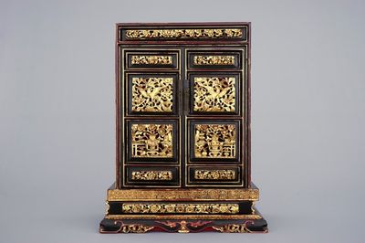 Un cabinet chinois en bois sculpté, laqué et doré, 19ème