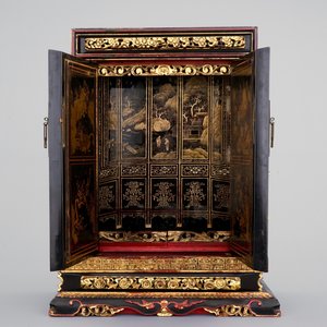 Un cabinet chinois en bois sculpté, laqué et doré, 19ème — photo 2
