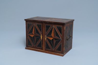 Un cabinet de table en marqueterie de bois et os, Pays-Bas, 17ème