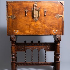 Un cabinet de type 'bargueño' en chêne sculpté aux montures en bronze, 16ème — photo 2