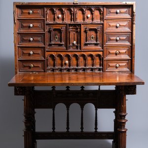 Un cabinet de type 'bargueño' en chêne sculpté aux montures en bronze, 16ème — photo 3