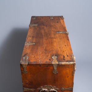 Un cabinet de type 'bargueño' en chêne sculpté aux montures en bronze, 16ème — photo 10