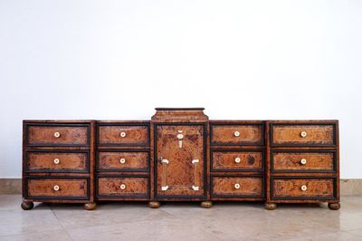 Un cabinet élongé en placage de noyer, Liège, 17/18ème siècle