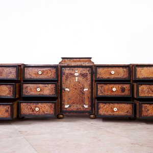 Un cabinet élongé en placage de noyer, Liège, 17/18ème siècle — photo 6