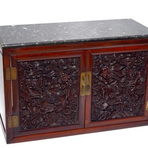 Un cabinet en bois hongmu et huanghuali à déux portes aux dragons en zitan, 18/19ème — photo 2