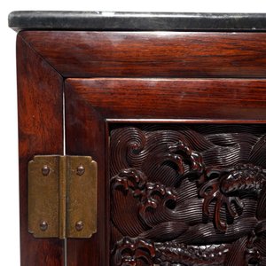 Un cabinet en bois hongmu et huanghuali à déux portes aux dragons en zitan, 18/19ème — photo 8