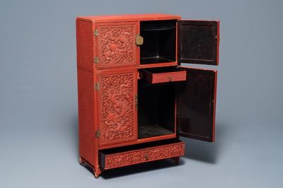 Un cabinet en laque de Chine à décor de dragons et phénix, 19ème