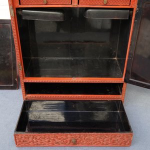 Un cabinet en laque de Chine à décor de dragons et phénix, 19ème — photo 11