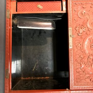 Un cabinet en laque de Chine à décor de dragons et phénix, 19ème — photo 14