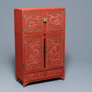 Un cabinet en laque de Chine à décor de dragons et phénix, 19ème — photo 2