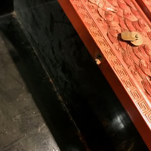 Un cabinet en laque de Chine à décor de dragons et phénix, 19ème — photo 32