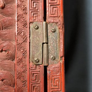 Un cabinet en laque de Chine à décor de dragons et phénix, 19ème — photo 36