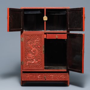 Un cabinet en laque de Chine à décor de dragons et phénix, 19ème — photo 9