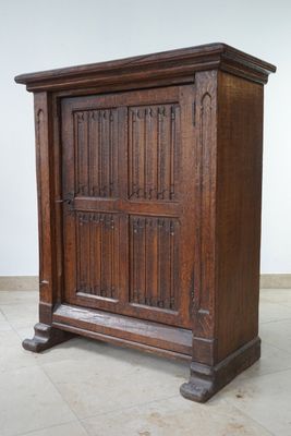 Un cabinet en noyer de style néo-gothique