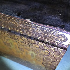 Un cabinet et une boîte de forme rectangulaire en laque doré, Canton, Chine, 19ème — photo 15