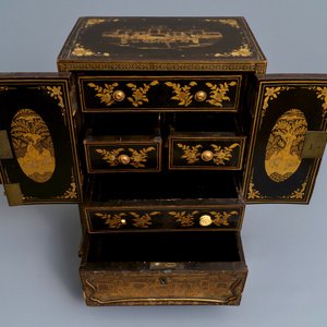 Un cabinet et une boîte de forme rectangulaire en laque doré, Canton, Chine, 19ème — photo 10
