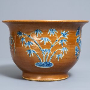 Un cachepot en porcelaine de Chine à décor en bleu et blanc sur fond brun, 19ème — photo 3