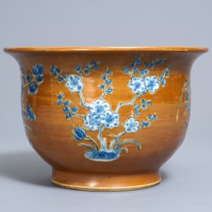 Un cachepot en porcelaine de Chine à décor en bleu et blanc sur fond brun, 19ème — photo 5