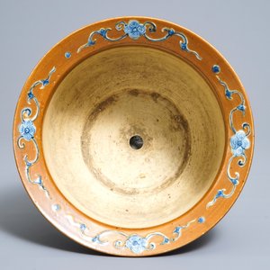 Un cachepot en porcelaine de Chine à décor en bleu et blanc sur fond brun, 19ème — photo 6