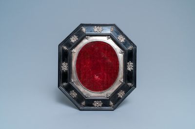 Un cadre de forme octagonale en placage d’ébène et éléments en argent, Italie, 17ème