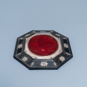 Un cadre de forme octagonale en placage d’ébène et éléments en argent, Italie, 17ème — photo 3