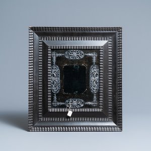 Un cadre en poirier noirci avec éléments décoratifs en étain, 17ème — photo 1
