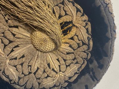 Un caftan, un chapeau, un bracelet de monnaies et un porte-coran en broderie de fils métalliques et soie, Iran, 19ème — photo 12