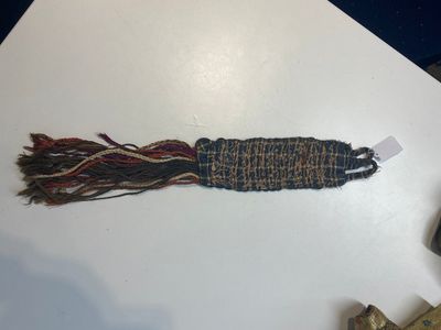 Un caftan, un chapeau, un bracelet de monnaies et un porte-coran en broderie de fils métalliques et soie, Iran, 19ème — photo 15