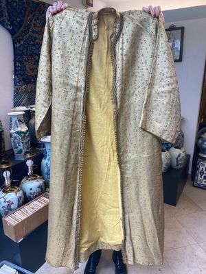 Un caftan, un chapeau, un bracelet de monnaies et un porte-coran en broderie de fils métalliques et soie, Iran, 19ème — photo 16