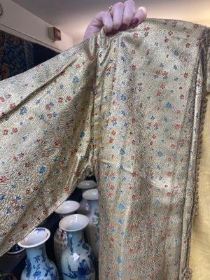 Un caftan, un chapeau, un bracelet de monnaies et un porte-coran en broderie de fils métalliques et soie, Iran, 19ème — photo 18