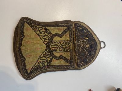 Un caftan, un chapeau, un bracelet de monnaies et un porte-coran en broderie de fils métalliques et soie, Iran, 19ème — photo 2