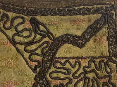 Un caftan, un chapeau, un bracelet de monnaies et un porte-coran en broderie de fils métalliques et soie, Iran, 19ème — photo 3