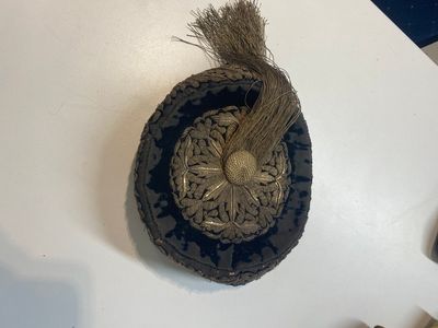 Un caftan, un chapeau, un bracelet de monnaies et un porte-coran en broderie de fils métalliques et soie, Iran, 19ème — photo 5