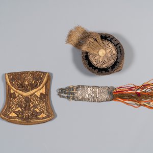 Un caftan, un chapeau, un bracelet de monnaies et un porte-coran en broderie de fils métalliques et soie, Iran, 19ème — photo 4