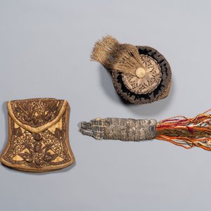 Un caftan, un chapeau, un bracelet de monnaies et un porte-coran en broderie de fils métalliques et soie, Iran, 19ème — photo 5