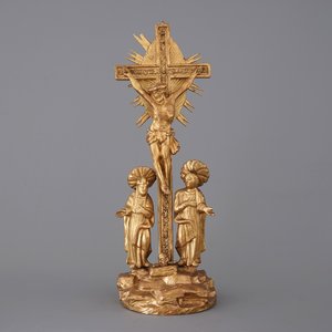 Un calvaire avec crucifixe en bois sculpté et doré indo-portugais, 18/19ème siècle — photo 1