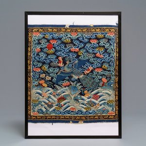 Un carré ou badge de mandarin en soie kesi à décor d'un paon, Chine, 19ème — photo 1
