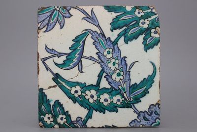 Un carreau carré Iznik, bleu et vert, décor floral, 17e
