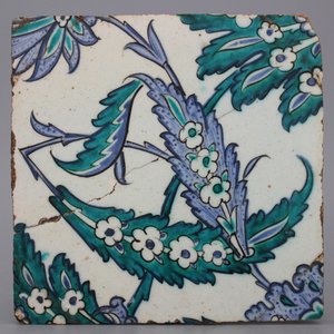 Un carreau carré Iznik, bleu et vert, décor floral, 17e — photo 1