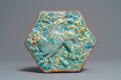 Un carreau de forme hexagonale de type Lajvardina à fond turquoise, Kashan, Iran, 13ème