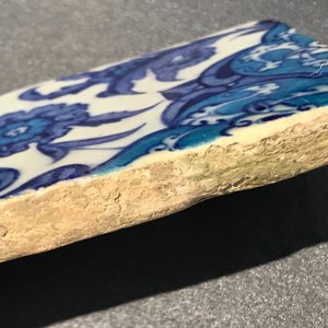Un carreau de frise d'Iznik au décor bichrome de feuilles de saz, bandes de nuages et une rosette, Turquie, 2ème quart du 16ème — photo 14