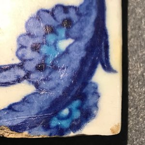 Un carreau de frise d'Iznik au décor bichrome de feuilles de saz, bandes de nuages et une rosette, Turquie, 2ème quart du 16ème — photo 7