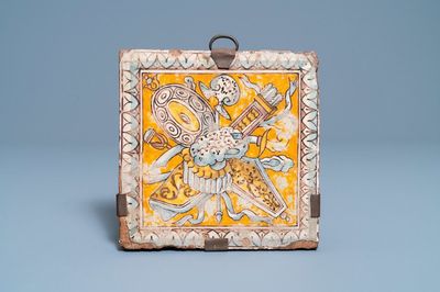 Un carreau de pavement en majolique à décor d'armes et d'armures, France ou Italie, 16/17ème