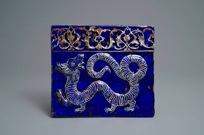 Un carreau en céramique persane à décor d'un dragon en relief, art qajar, Iran, 19ème