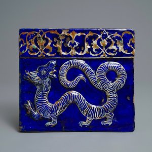 Un carreau en céramique persane à décor d'un dragon en relief, art qajar, Iran, 19ème — photo 1