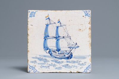 Un carreau en faïence de Delft à décor d'un deux-mâts au drapeau des Pays-Bas, Harlingen, 17ème