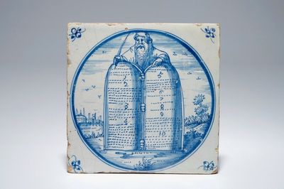 Un carreau en faïence de Delft bleu et blanc "Moïse et les 10 commandements", 17ème